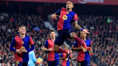 O clube catalão lida com dívidas milionárias decorrentes de negociações de jogadores, precisando equilibrar pagamentos e recebimentos. (Photo by Fran Santiago/Getty Images)