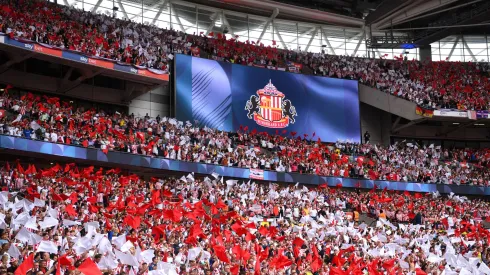 Escudo e torcedores do Sunderland