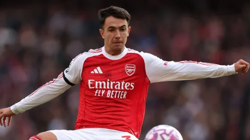 Contratado por R$ 415 milhões, Martin Zubimendi rapidamente se afirma no Arsenal, formando dupla eficiente com Declan Rice e conquistando elogios de Gilberto Silva por seu impacto imediato no meio-campo. (Photo by Julian Finney/Getty Images)