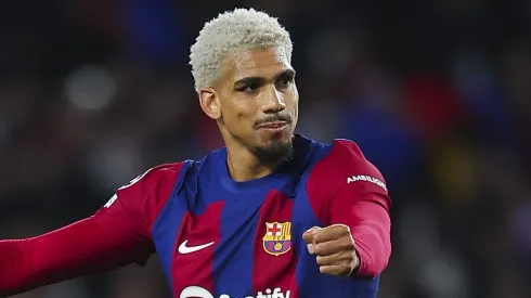 Ronald Araújo, alvo do Chelsea e jogador do Barcelona (Foto: Eric Alonso/Getty Images)