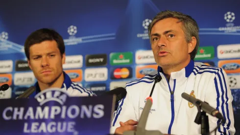 Xabi Alonso e José Mourinho juntos no Real Madrid. Foto: Shaun Botterill