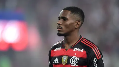 Evertton Araújo em campo pelo Flamengo – Foto: Thiago Ribeiro/AGIF