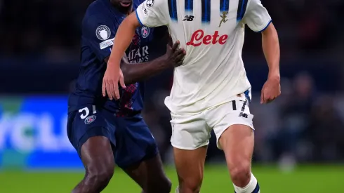 O Paris Saint-Germain prepara a ampliação do contrato de Willian Pacho até 2031, segundo o L’Équipe. (Photo by Franco Arland/Getty Images)