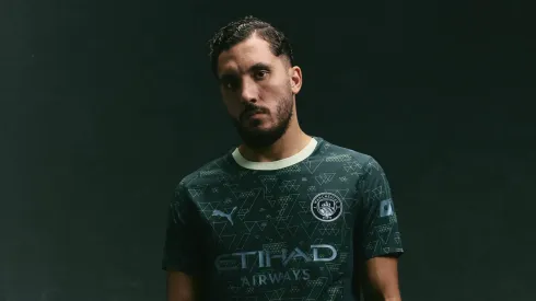 O Manchester City lançou um quarto uniforme inovador em colaboração com a EA Sports FC 26 e a Puma. (Foto: Reprodução/Twitter Manchester City)
