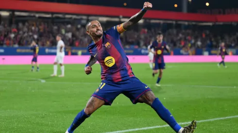 Raphinha comemora gol pelo Barcelona