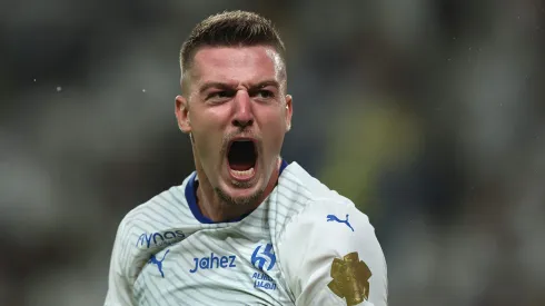 Milinković-Savić, meia do Al-Hilal, está na mira do Chelsea. Foto: Yasser Bakhsh/Getty Images