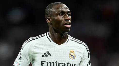 Ferland Mendy, jogador do Real Madrid. Clube renovou contrato, mas não divulgou oficialmente, segundo informações do jornalista Mario Cortegana. (Foto: Aitor Alcalde/Getty Images)
