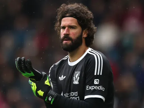 Alisson vai jogar o clássico entre Liverpool e Manchester United?