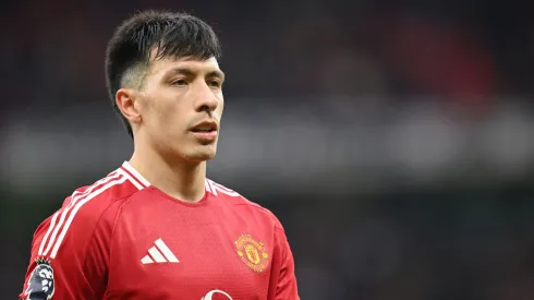 Lisandro Martínez continua sob tratamento no Manchester United