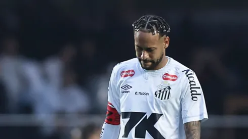 Neymar, cabisbaixo, em jogo do Santos.