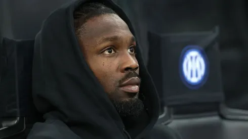 Thuram, no banco de reservas, é baixa no jogo.