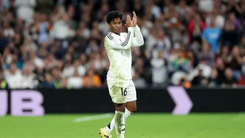 Endrick aplaude torcida ao final de jogo do Real Madrid.