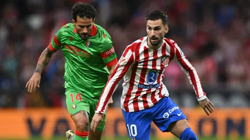 MADRID, SPAIN – OCTOBER 18: Alex Baena of Atletico de Madrid on the ball whilst under pressure by Ruben Garcia of CA Osasuna during the LaLiga EA Sports match between Atletico de Madrid and CA Osasuna at Riyadh Air Metropolitano on October 18, 2025 in Madrid, Spain. (Photo by Denis Doyle/Getty Images)