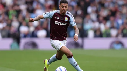 Morgan Rogers em campo pelo Aston Villa. Jogador está na mira do Chelsea. Foto: Michael Steele
