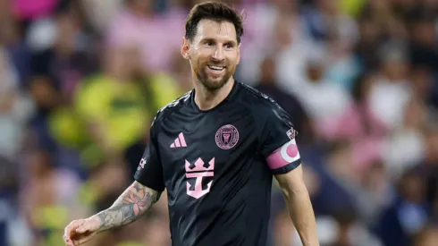 Lionel Messi, sorrindo, anotou hat-trick.