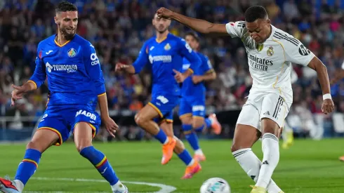 GETAFE, SPAIN – OCTOBER 19: Kylian Mbappe of Real Madrid shoots whilst under pressure from Domingos Duarte of Getafe CF during the LaLiga EA Sports match between Getafe CF and Real Madrid CF at Coliseum Alfonso Perez on October 19, 2025 in Getafe, Spain. (Photo by Angel Martinez/Getty Images)