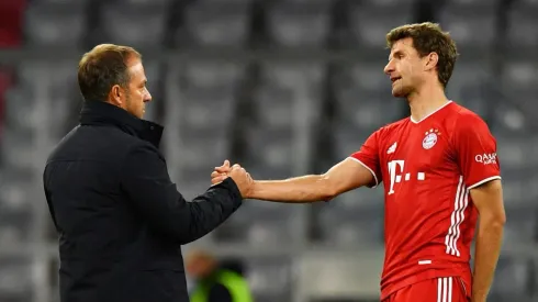 Hansi Flick e Thomas Müller, em campo (Foto: Sebastian Widmann/Getty Images)