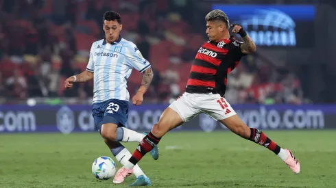 O meia Carrascal, do Flamengo, tenta driblar defensor do Racing (Wagner Meier/Getty Images)