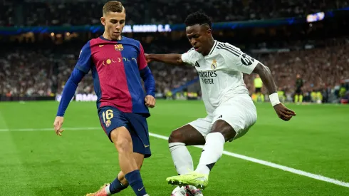 Fermín López e Vinicius Júnior, em campo, pelo El Clássico. Times se enfrentam neste domingo (26). (Foto: Angel Martinez/Getty Images)