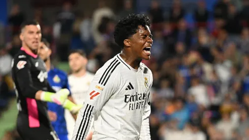 Endrick, irritado, grita após perder gol pelo Real Madrid.