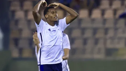Bruno Alves comemora gol com a camisa do Cruzeiro.