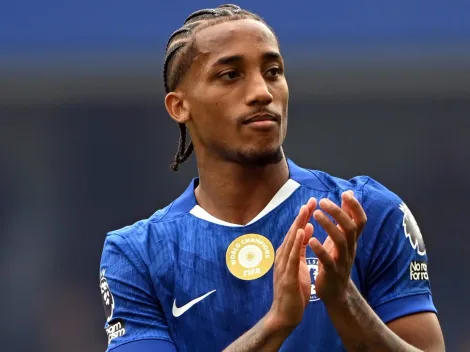Torcida do Chelsea perde a paciência com João Pedro