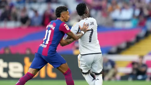 Vinicius Junior e Raphinha em Real Madrid x Barcelona (Foto: Alex Caparros/Getty Images)