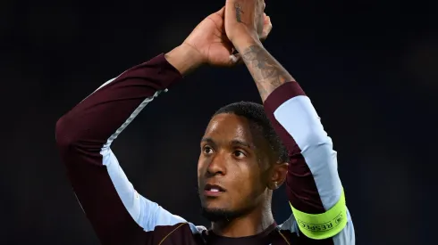 Ezri Konsa, zagueiro do Aston Villa e titular frequente da seleção inglesa, desperta interesse de gigantes da Premier League. Manchester City e Tottenham lideram a corrida por sua contratação, enquanto o contrato em vigor e o desempenho consistente do defensor tornam sua situação uma das mais observadas do mercado. (Foto: Stuart Franklin/Getty Images)