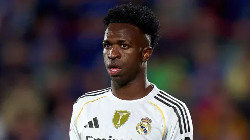 Vini Jr ficou irritado ao ser substituído contra o Barcelona. O clube considerou a atitude desnecessária. (Foto: Angel Martinez/Getty Images)