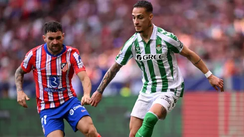 Galan e Antony, em campo. Real Betis x Atlético de Madrid se enfrentam nesta segunda (27). (Foto: Denis Doyle/Getty Images)