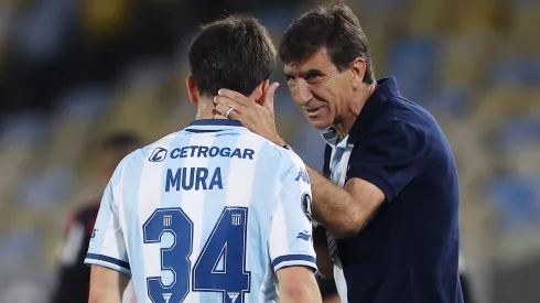 Gustavo Costas conversando com Facundo Mura em Flamengo x Racing (Photo by Wagner MeierGetty Images)