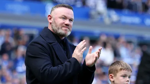 Wayne Rooney aplaude torcida durante jogo.