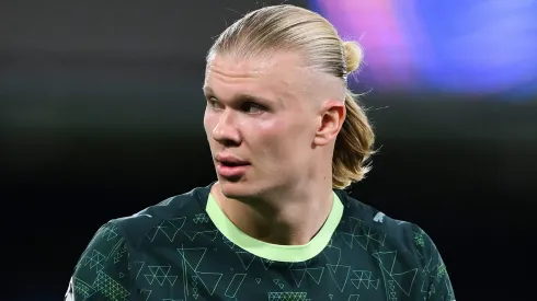 Guardiola comentou sobre a situação de Haaland após choque com a trave no jogo contra o Aston Villa. O centroavante pode ficar descansando na Copa da Liga, assim como outros. (Foto: David Ramos/Getty Images)