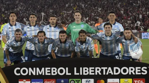 Jogadores do Racing, em campo. Time terá quatro desfalques e quatro pendurados contra o Flamengo (Foto: Dhavid Normando/Getty Images)
