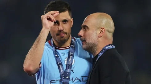 Guardiola e Rodri, no Manchester City. Clube tem nome que pode ser sucessor do volante (Foto: Michael Steele/Getty Images)