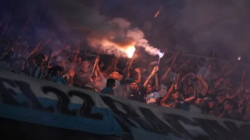 Torcedores do Racing preparam festa pirotécnica na partida contra o Flamengo – Marcelo Endelli / Getty Images