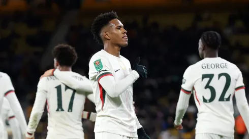 Estêvão marca golaço de cavadinha pelo Chelsea na vitória contra o Wolverhampton pela Carabao Cup. (Foto: David Rogers/Getty Images)