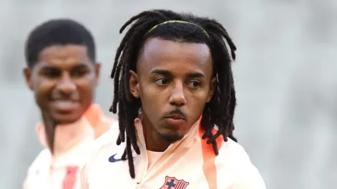 Barcelona cogita promover Xavi Espart da base para substituir Jules Koundé. (Photo by George Wood/Getty Images)