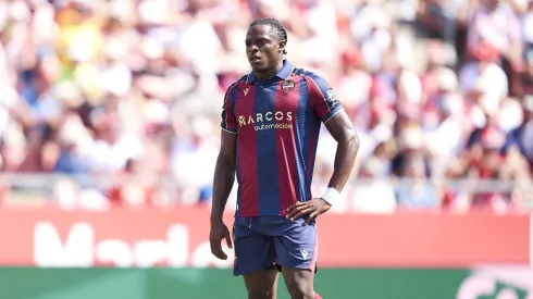 Apesar do interesse de rivais europeus, a cláusula de rescisão favorável coloca o clube catalão em vantagem, planejando contar com Eyong a partir de julho. (Foto: Pedro Salado/Getty Images)