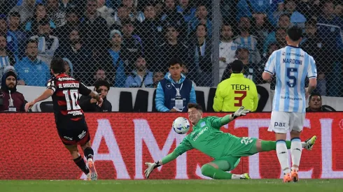 Cambeses defende grande chance de Arrascaeta.