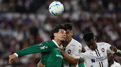 Gustavo Gómez disputa bola com adversário em Palmeiras x LDU (Cesar Greco/Palmeiras/by Canon)