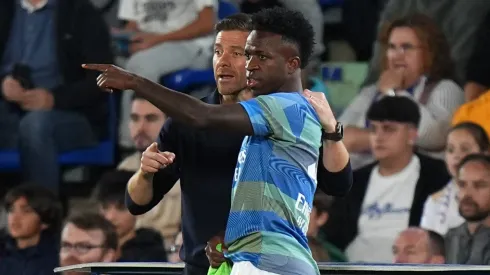 Vinicius Junior e Xabi Alonso juntos (Foto: Angel Martinez/Getty Images)