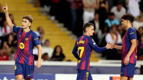 Entre opções como Marc Casadó, Marc Bernal ou Fermín López recuado, o técnico precisa equilibrar criatividade, defesa e identidade tática para manter o time competitivo na disputa com o Real Madrid. (Foto: Judit Cartiel/Getty Images)