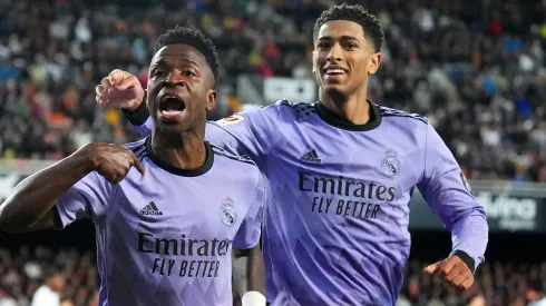 Bayern de Munique entra na disputa com o PSG para comprar Vini Jr junto ao Real Madrid. (Foto: Aitor Alcalde/Getty Images)