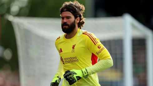 Alisson em ação pelo Liverpool.