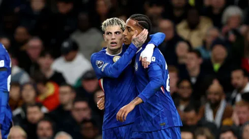 João Pedro comemora gol em Tottenham x Chelsea.