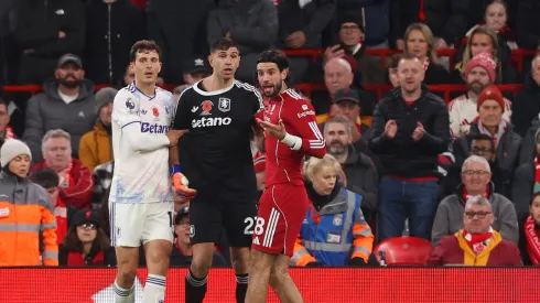 Dibu Martínez comete falha bizarra e Liverpool vence o Aston Villa na Premier League. (Foto: Carl Recine/Getty Images)