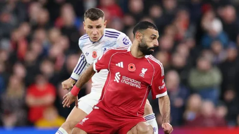 Liverpool vence Aston Villa com gol de Salah após falha de Dibu. (Photo by Jan Kruger/Getty Images)