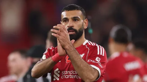 Salah marcou o primeiro gol e igualou o recorde de participações em gols de Wayne Rooney, enquanto Gravenberch fechou o placar em 2 a 0 (Foto de Carl Recine/Getty Images)