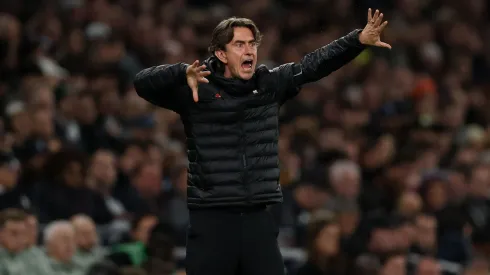 Thomas Frank orientando jogadores do Tottenham